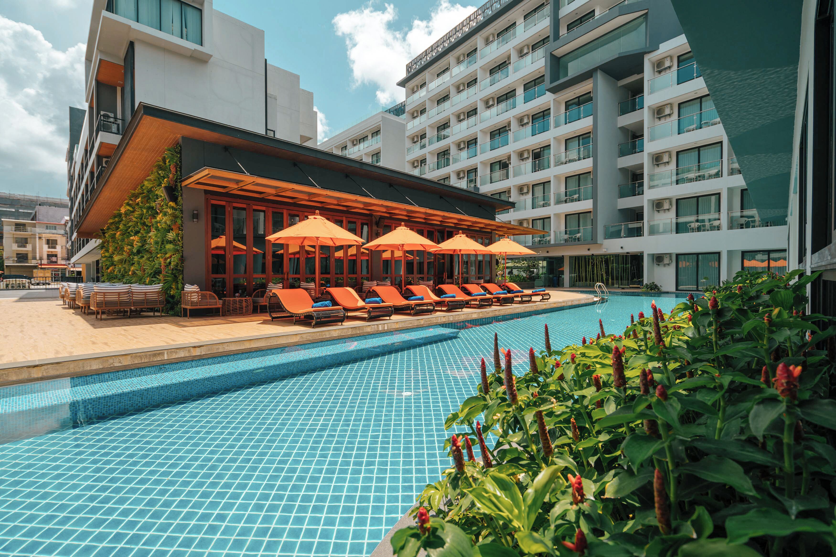 2 outdoor pools, pool loungers