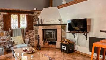 TV, caminetto, libri