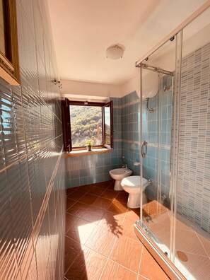 Apartamento, 1 habitación, cocina, vistas a la montaña | Baño | Ducha y cabezal de ducha tipo lluvia