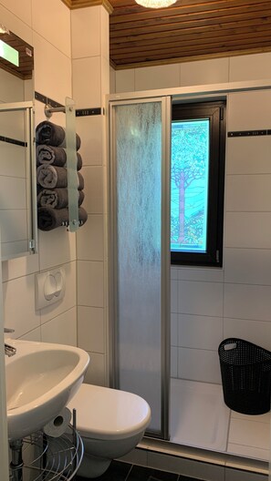 Douche, séchoir à cheveux, serviettes fournies, savon