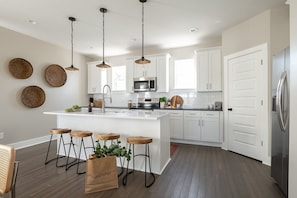 Frigorífico, microondas, horno y placa de cocina