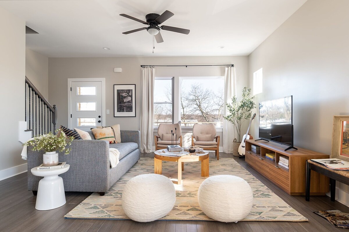 Shelton & Urban by AvantStay | Sleeps 20! 2 Unit Buyout! Spacious Design