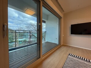 Chambre Deluxe (103) | Coin séjour | Télévision LCD