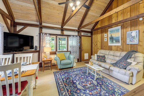6 Mi to Grandfather Mtn: Lake Cottage w/ Deck
