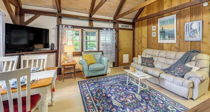 6 Mi to Grandfather Mtn: Lake Cottage w/ Deck