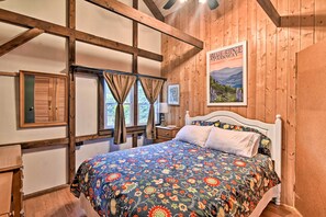 2 bedrooms, laptop workspace, iron/ironing board, travel cot - 6 Mi to Grandfather Mtn: Lake Cottage w/ Deck (Newland)