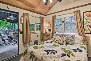 2 bedrooms, laptop workspace, iron/ironing board, travel cot - 6 Mi to Grandfather Mtn: Lake Cottage w/ Deck (Newland)