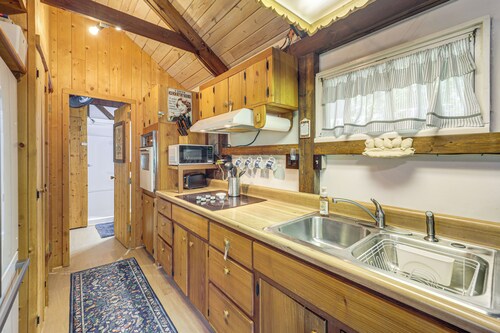 6 Mi to Grandfather Mtn: Lake Cottage w/ Deck