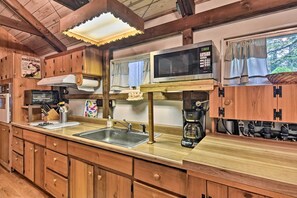 Réfrigérateur, micro-ondes, plaque de cuisson, cafetière/bouilloire