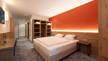 Suite, 2 kamar tidur, pemandangan gunung | Seprai premium, minibar, brankas, dan meja kerja