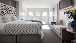 3 bedrooms, iron/ironing board, internet, bed sheets