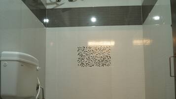 Camera Deluxe | Bagno | Doccia, set di cortesia gratuito, asciugamani