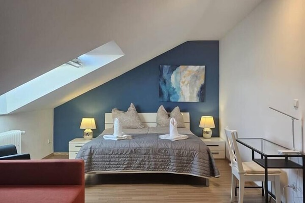 Das Erste Schlafzimmer hat ein Doppelbett (180cmx200cm), ein Sofabett und ein Schreibtisch