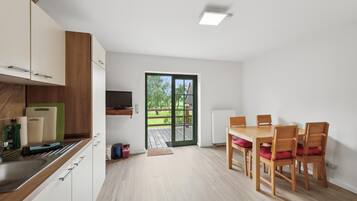 Kühlschrank, Herdplatte, Wasserkocher mit Kaffee-/Teezubehör