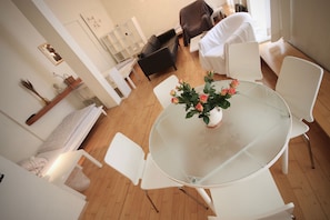 Cozy living area with a round table and comfortable seating, perfect for relaxing and enjoying the view.