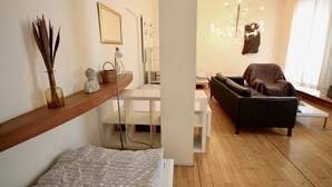 Un salon moderne avec un canapé, une table basse et un plancher en bois.