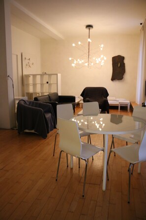 Modern Loft - Spacious Room & High Ceilings - Kitchen & Bath | Restauration dans la chambre