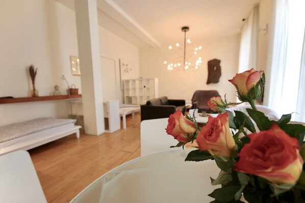 Modern Loft - Spacious Room & High Ceilings - Kitchen & Bath | Salle de séjour