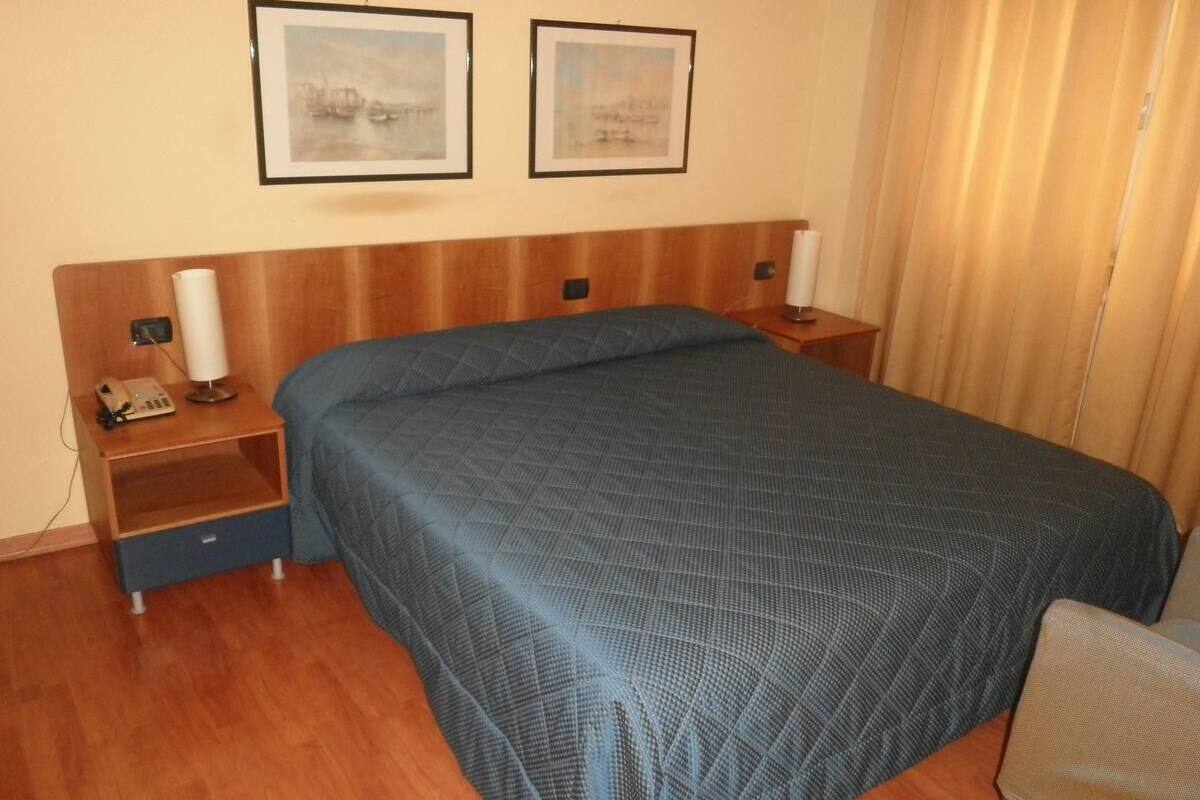 Minibar, desk, laptop workspace, WiFi (free)
