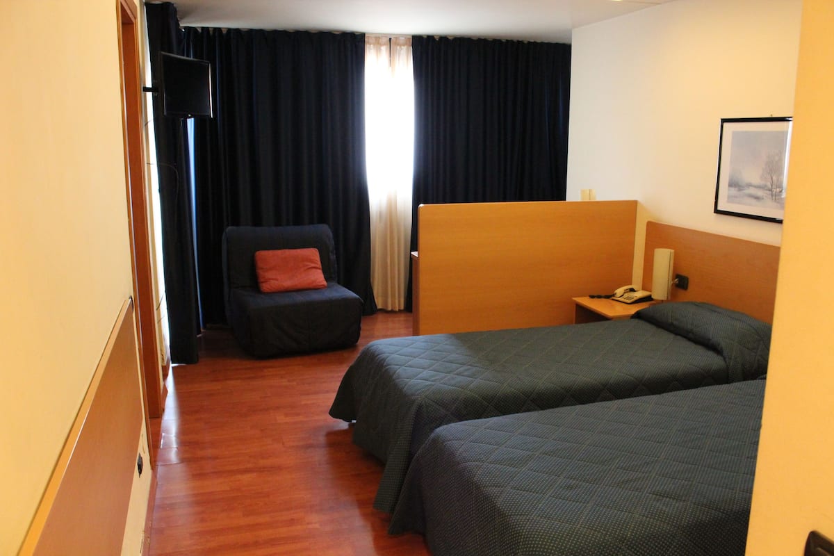 Driepersoonskamer | Een minibar, een bureau, een laptopwerkplek, gratis wifi