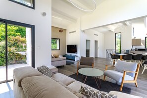 Smart TV, books, video library, stereo