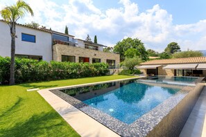Una piscina al aire libre, una piscina climatizada