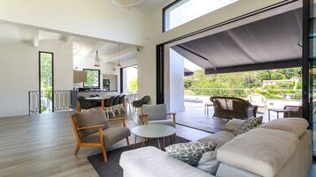 Smart TV, books, video library, stereo