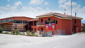 A building with a sign for "Vino e Turismo" and a "Vende" sign indicating a sale. - Vino e Turismo (Cervasca)