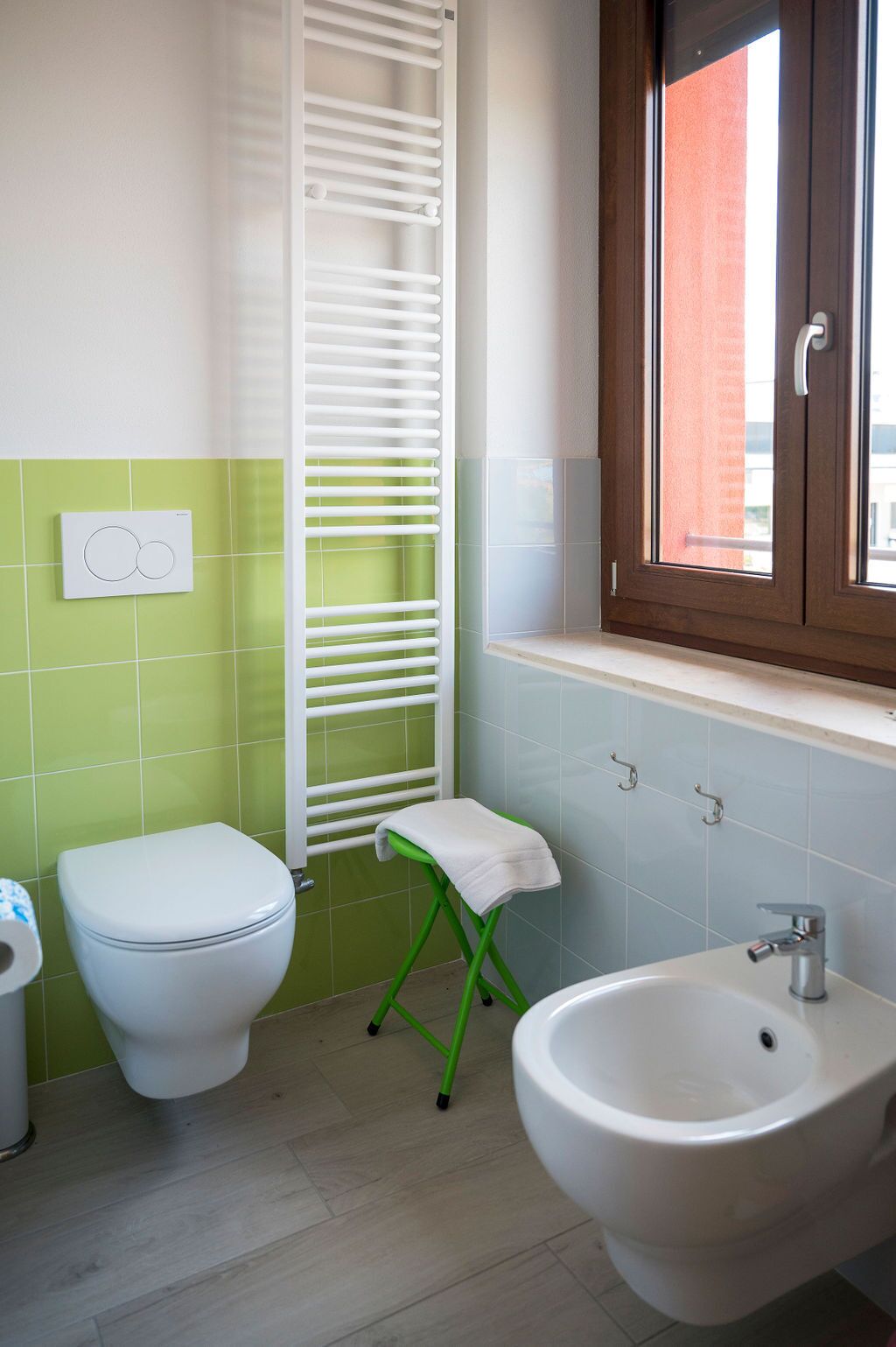 A bathroom with a toilet, bidet, and sink.