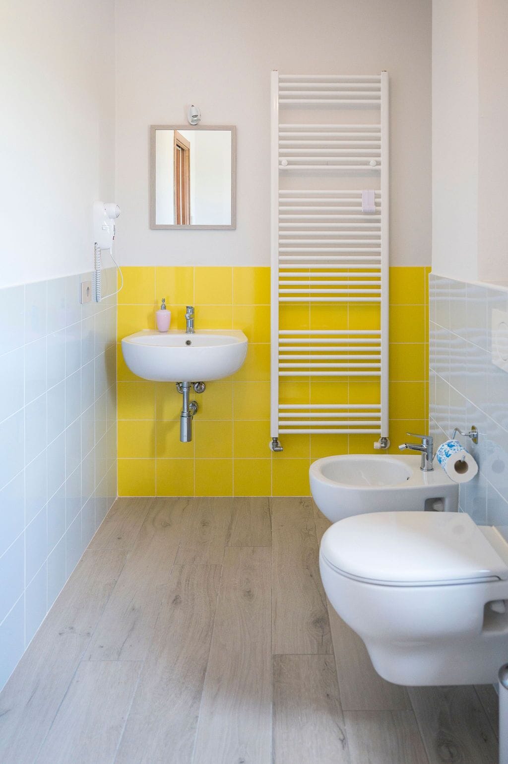 Ein Badezimmer mit Waschbecken, Bidet und Toilette.