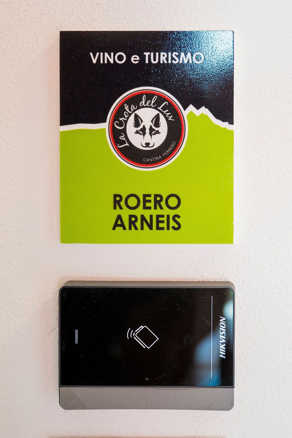 A business card for 'VINO e Turismo' and a digital device labeled 'HIKVISION'.