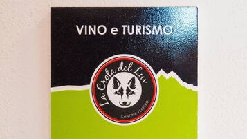 A business card for 'VINO e Turismo' and a digital device labeled 'HIKVISION'.