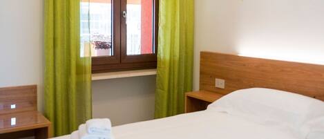 Bureau, espace de travail pour ordinateur portable, Wi-Fi gratuit