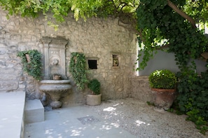 Exterior detail - Marie-Charlotte's time (Pernes-les-Fontaines)