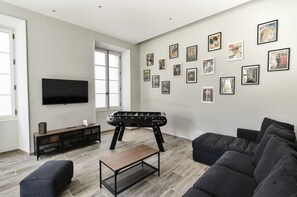 Fernseher, Videospielkonsole, DVD-Player, Tischfußball