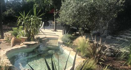 Pretty little listed maset with natural Jacuzzi