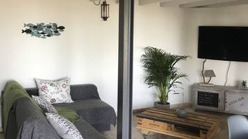 Smart-tv, een open haard en een tafeltennistafel