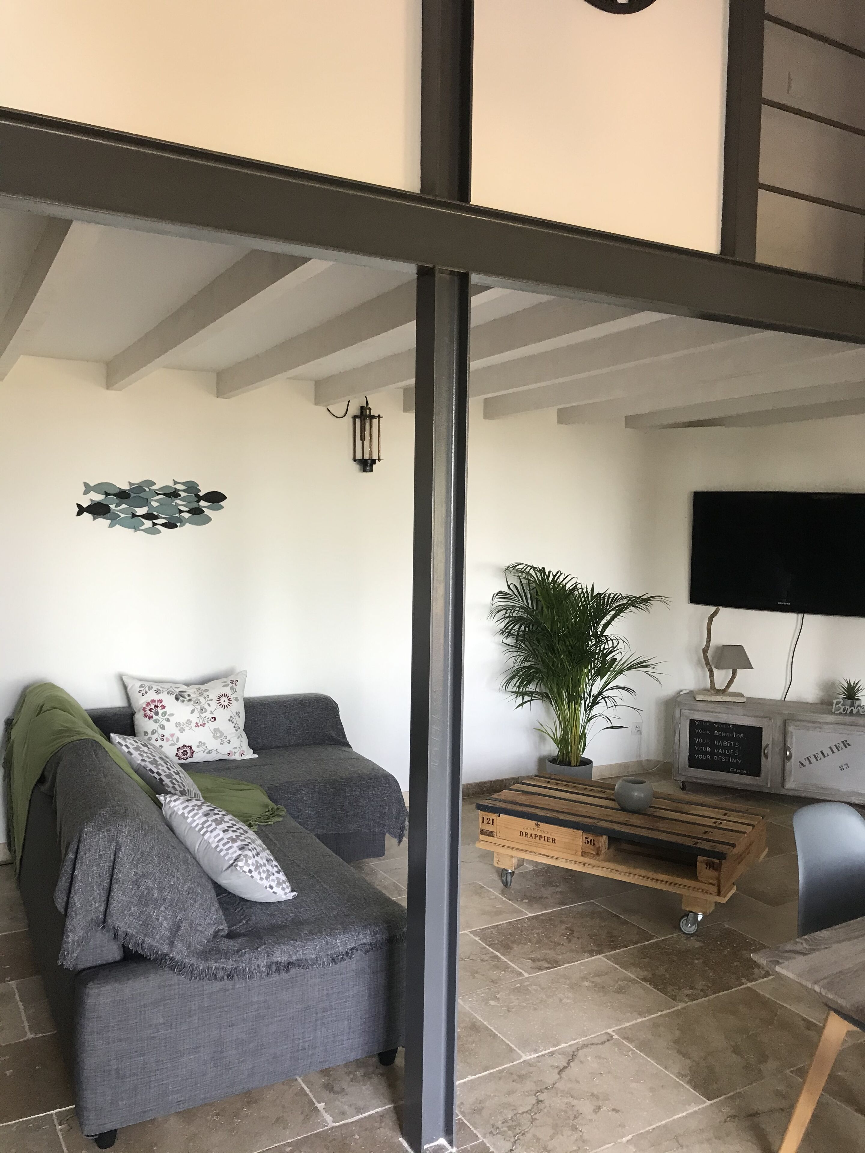 TV connectée, cheminée, table de tennis de table