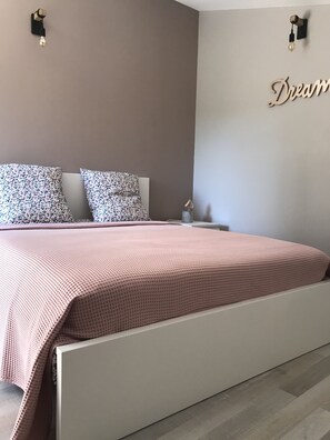 2 bedrooms, iron/ironing board, travel cot, free WiFi