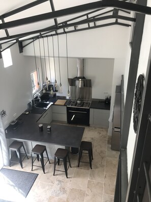 Réfrigérateur, micro-ondes, four, lave-vaisselle