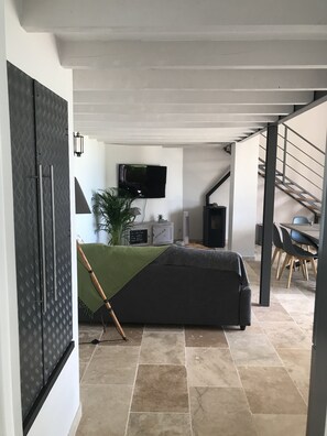 Smart-TV, Kamin, Tischtennisplatte