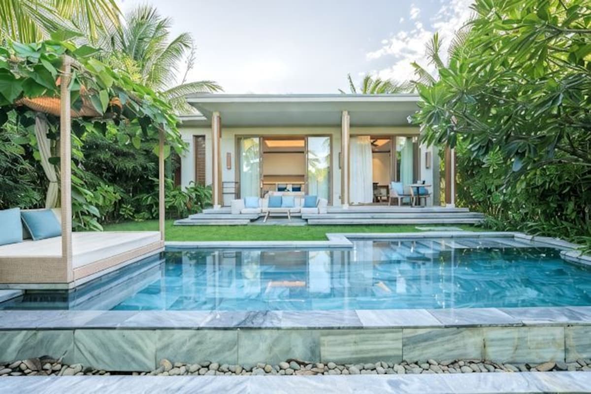 Pool | Outdoor pool, open 6:00 AM to 10:00 PM, sun loungers