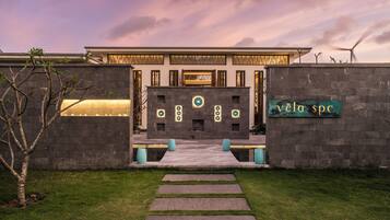 Couples treatment room(s), sauna, hot tub, body treatments