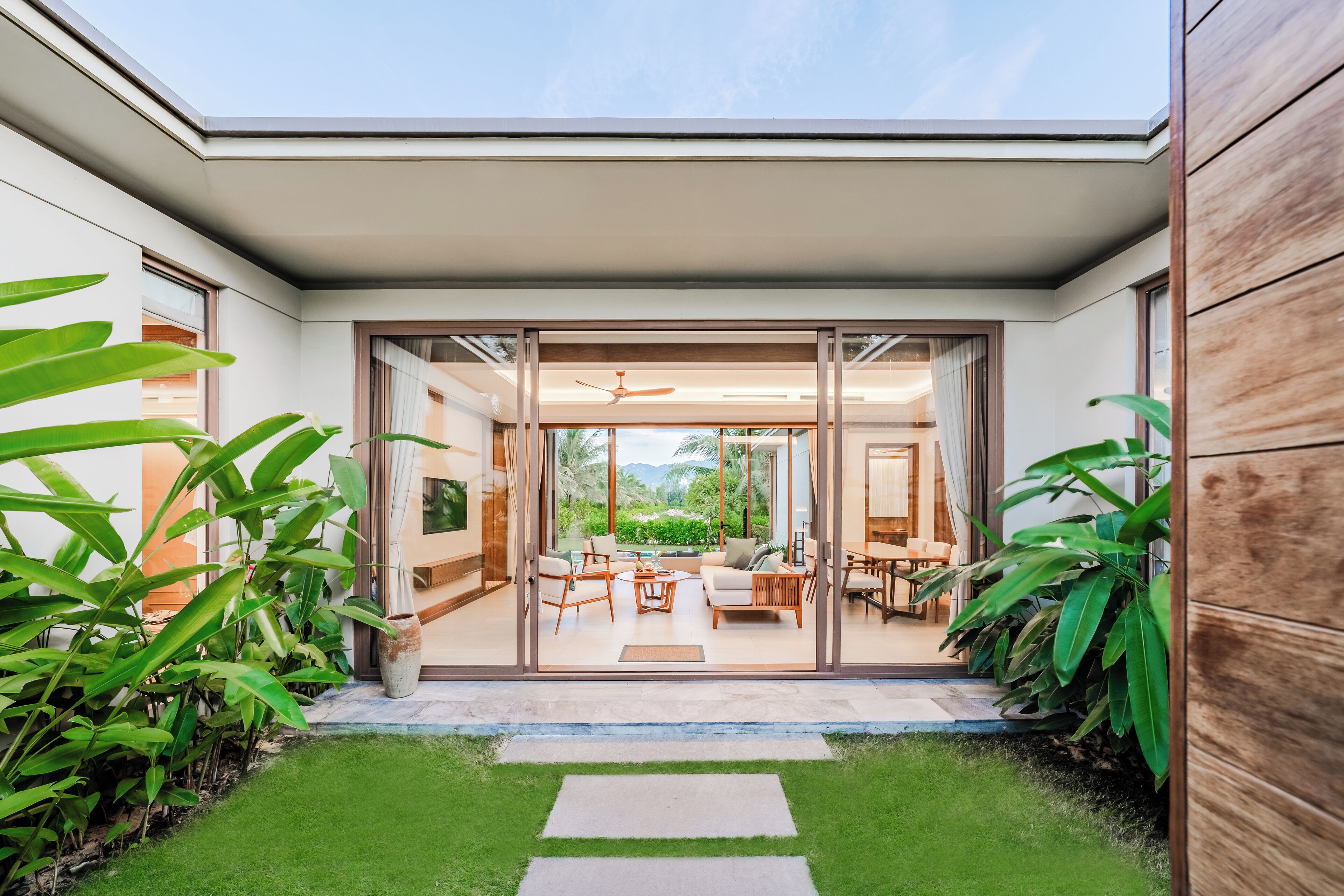 Villa, 2 habitaciones, vistas al jardín | Zona de estar | Una televisión de pantalla plana