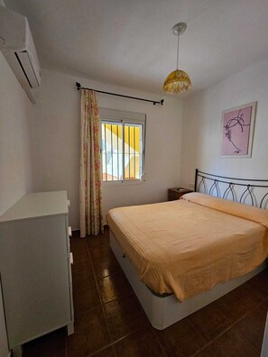 2 chambres, fer et planche à repasser