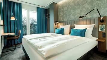 Desk, soundproofing, free WiFi, bed sheets