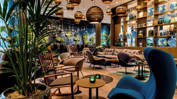 A modern interior with seating, plants, and decorative lighting. - Motel One Bonn-Hauptbahnhof (Bonn)
