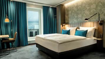 Desk, soundproofing, free WiFi, bed sheets