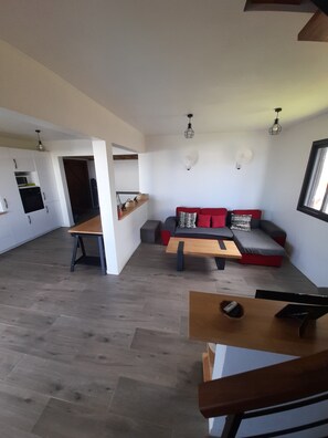 Un espacio habitable moderno con cocina, comedor y zona de estar.
