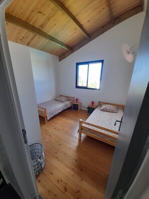 4 quartos, ferros/tábuas de passar roupa, berço de viagem